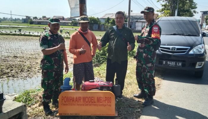 Babinsa Koramil 01 Cilacap, membantu petani mengalirkan air dari sumber air ke area persawahan menggunakan pompa