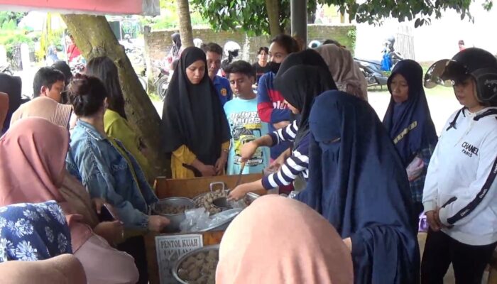Penjual Bakso Pentol di Cilacap Terapkan Sistem Kupon Antrian Pembelinya Rela Antri Berjam jam Untuk Bisa Menikmati Semangkok Bakso Pentol