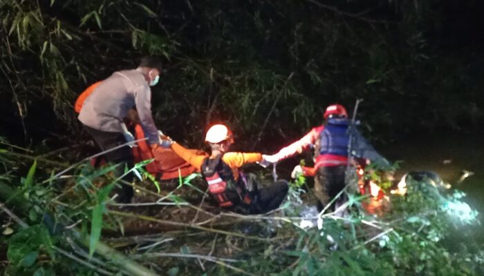 Polisi Evakuasi Sesosok Mayat Laki-Laki yang Ditemukan Warga di Sungai Sragi baru