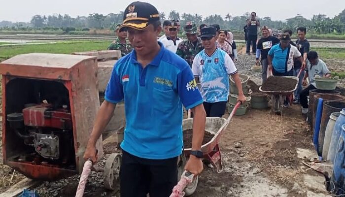 Berikan Dukungan Moril PJ Bupati Cilacap Bersama Paguyuban Kadus Wijayakusuma Baksos di Lokasi TMMD