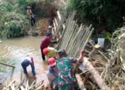 Kreatif! Babinsa Koramil Wanareja Membuat Bendungan Sederhana Untuk Pengairan Sawah