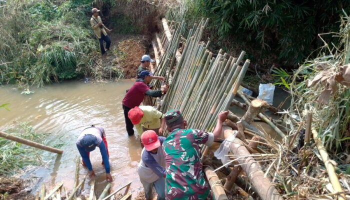 Kreatif! Babinsa Koramil Wanareja Membuat Bendungan Sederhana Untuk Pengairan Sawah