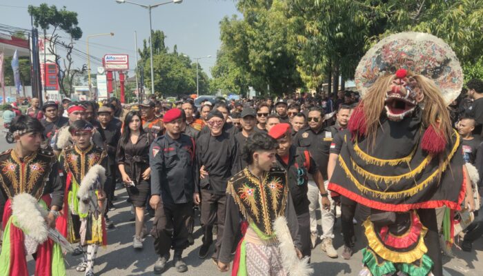 Luar Biasa!!! Ribuan Pendukung Slamet Efendi, Antar Kembalikan Berkas Pencalonan Bupati Pemalang