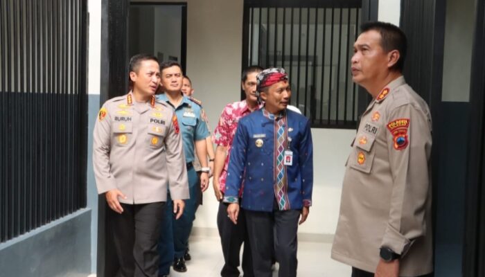 Kapolresta Cilacap Kombes Pol Ruruh Wicaksono bersama PJ Bupati Cilacap, Awaluddin Muuri, meninjau ruangan Sat Tahti yang baru 