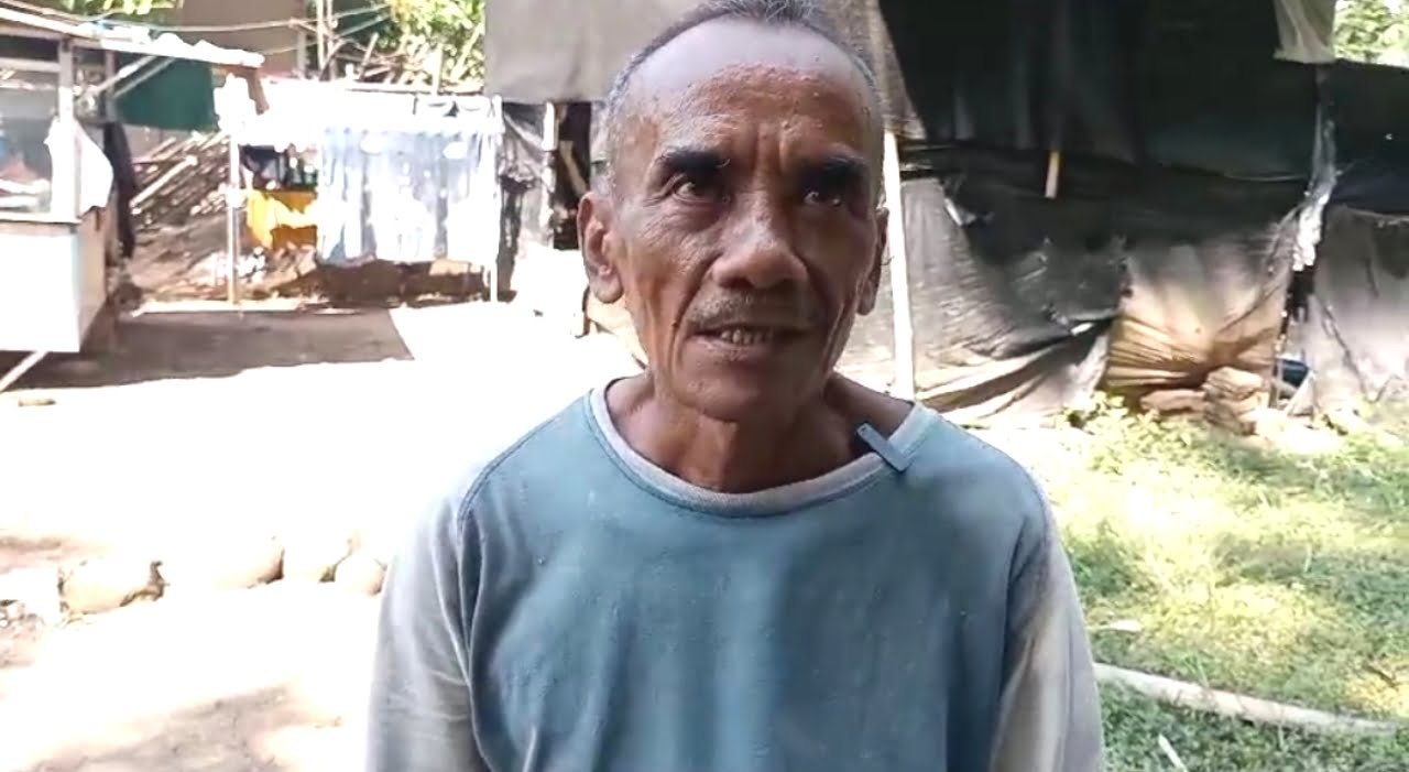 Suhadi Warga Tumbal Comal, tinggal di rumah berdinding plastik dan atap seng.