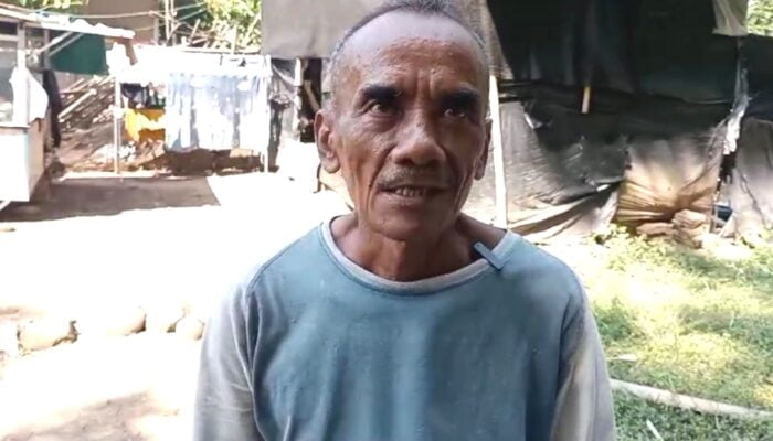 Kisah Pilu Suhadi: Warga Sijeruk Tumbal Comal, yang Tinggal di Rumah Plastik