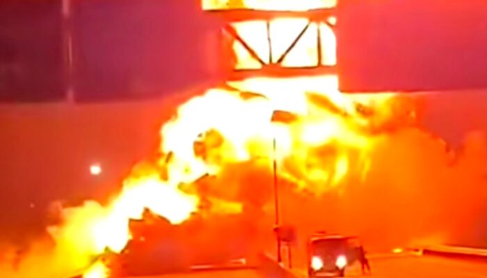 Truk BBM Terbakar Hebat di Tol Ngawi, Malam Ini!!