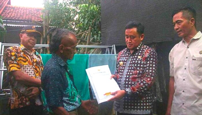 Viral! Rumah Warga Berdinding Plastik, Bupati Pemalang Turun Tangan