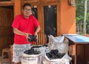 Arang Batok Kelapa Laris Manis Jelang Idul Adha di Cilacap
