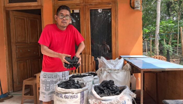 Arang Batok Kelapa Laris Manis Jelang Idul Adha di Cilacap