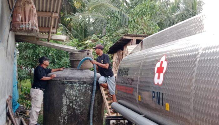 PMI Cilacap Bantu Distribusi Air Bersih di Daerah Yang Alami Kekeringan