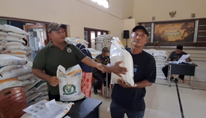 Demi Bantuan Beras Gratis Ribuan Warga di Cilacap Rela Antri Sejak Pagi