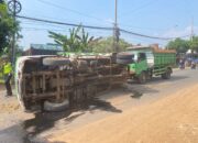 Truk Terguling di Pekalongan, Satlantas Sigap Evakuasi dan Atasi Jalan Licin Akibat Tumpahan Oli