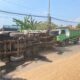 Respon cepat anggota Sat Lantas Polres Pekalongan ditunjukkan saat melakukan evakuasi sekaligus membersihkan material ceceran tanah yang tumpah akibat dump truk yang terguling, pada Minggu (9/06/2024) pagi.
