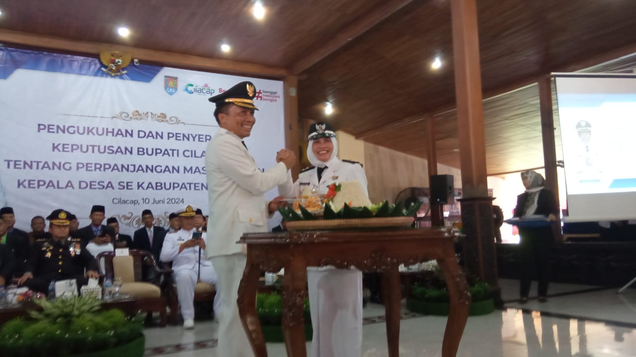 PJ Bupati Cilacap serahkan SK Perpanjangan Jabatan kepada Kades Kabupaten Cilacap