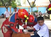 Duh!!, Bocah di Semarang Minta Bantuan Petugas Damkar untuk Ambil Rapor Sekolah