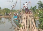 Menjadi Satu Satunya Akses Jalan Darat Penghubung Antar Desa, Masyarakat Kampunglaut Bersama Babinsa Perbaiki Jembatan Bambu