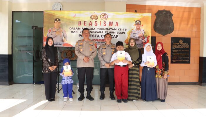 Bentuk Kepedulian Kepada Putra Putri Anggota Yang Sudah Meninggal Polresta Cilacap Serahkan Beasiswa