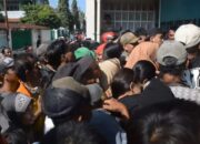Ratusan Orang Berdesakan Mendapatkan Daging Kurban Yang Disiapkan Panitia Kurban Masjid Agung Cilacap