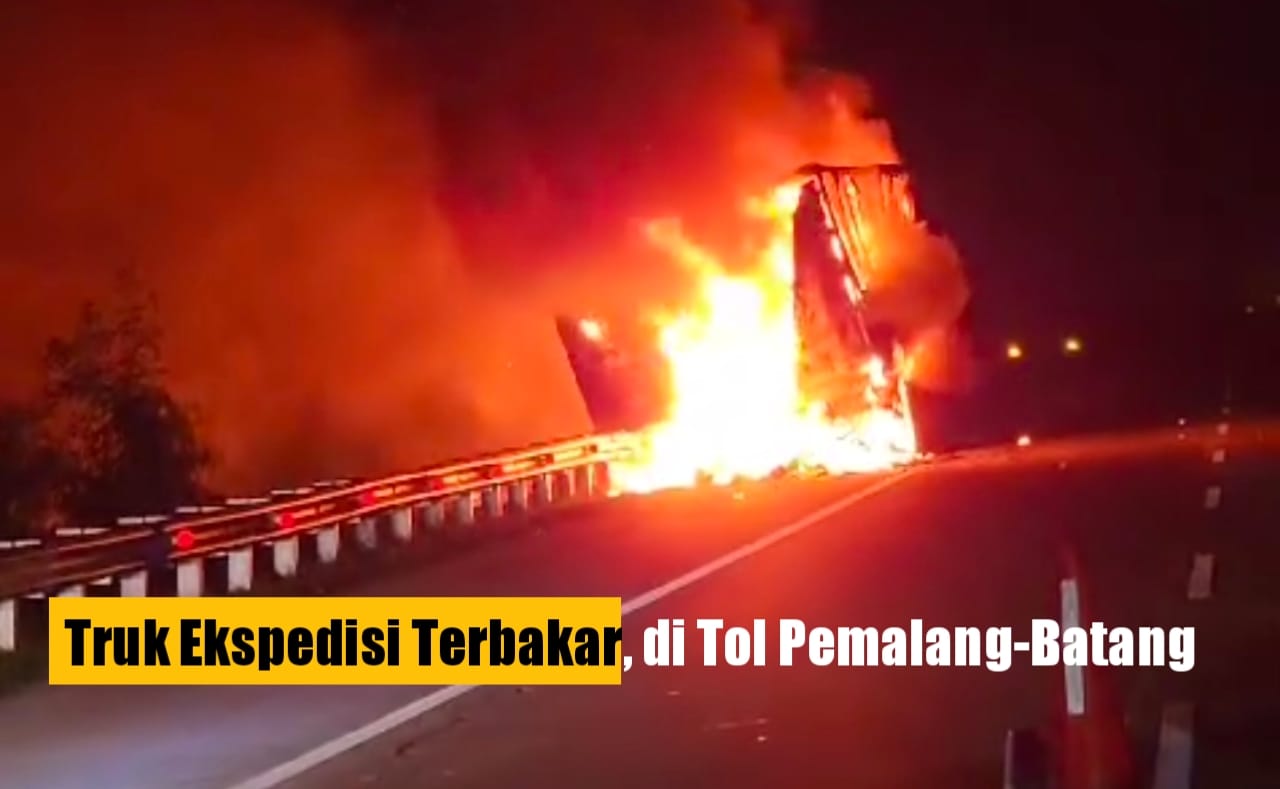 Detik-detik Menegangkan Truk Ekspedisi Terbakar di Tol Pemalang-Batang