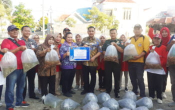 Kolaborasi HUT Bhayangkara ke 78, Forkopimcam Pedurungan Tebar 5 Ribu Benih Ikan di Muktiharjo Kidul