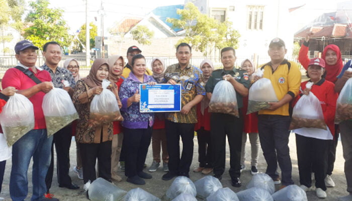 Kolaborasi HUT Bhayangkara ke 78, Forkopimcam Pedurungan Tebar 5 Ribu Benih Ikan di Muktiharjo Kidul