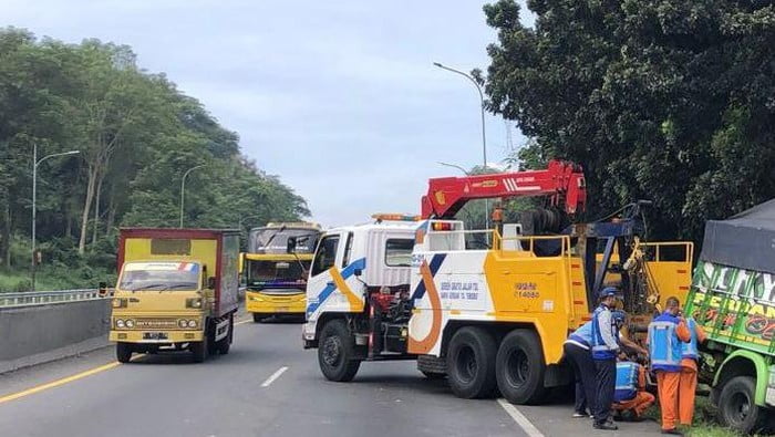 Kecelakaan Truk di Tol Semarang