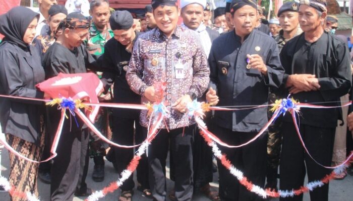 Bupati Mansur Lepas Peserta Kirab Klambu di Cikadu, Lestarikan Budaya dan Tradisi