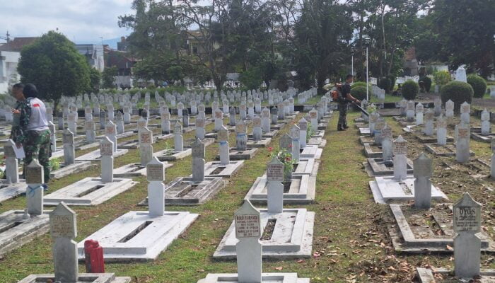 TNI AU Melakukan Kebersihan Massal di Area Taman Makam Pahlawan Kusumah Bangsa Tasikmalaya