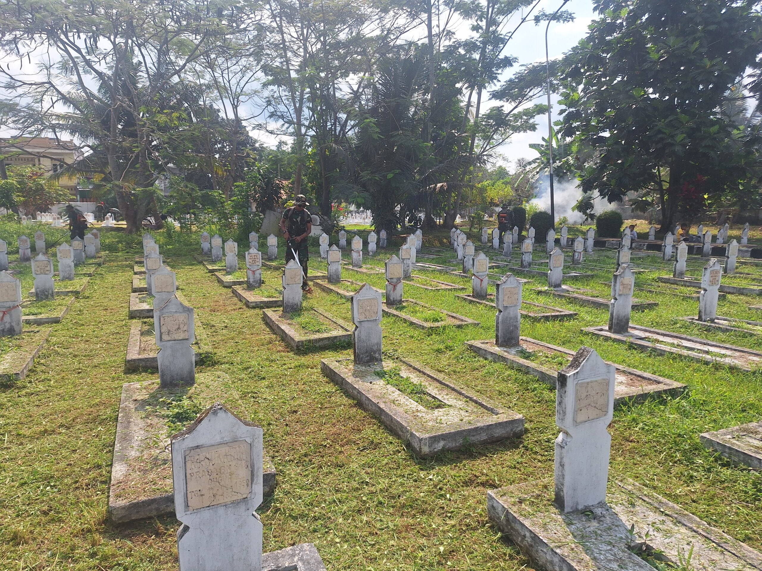 TNI AU Melakukan Kebersihan Massal di Area Taman Makam Pahlawan Kusumah Bangsa Tasikmalaya