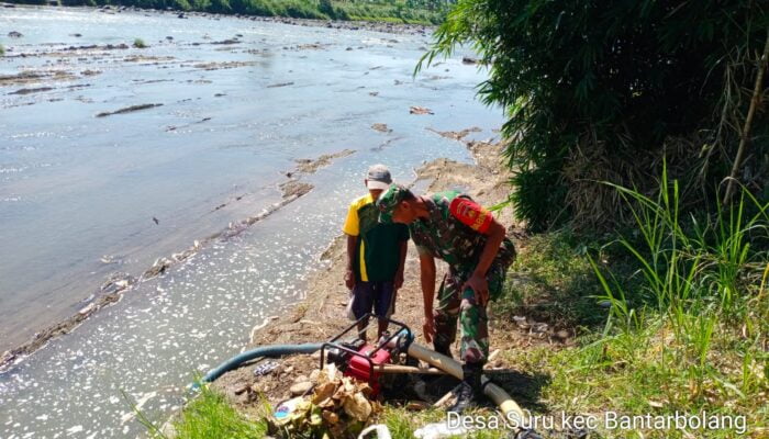 Babinsa Bantarbolang Bersinergi dengan Warga Pantau Pompanisasi Air Bersih