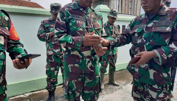 Sidak, Danramil Jeruklegi Cek HP Anggota Pastikan Tidak Ada Aplikasi Judol dan Pinjol