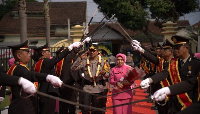 Kombes Pol Ari Wibowo Terima Estafet Kepemimpinan Polresta Banyumas dari Kombes Pol Edy Suranta Sitepu