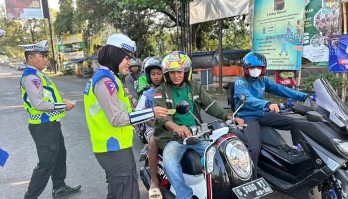 Sat Lantas Polres Pekalongan Bagikan Brosur, Operasi Patuh Candi 2024