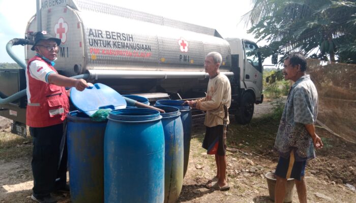 Sebagian Wilayah Alami Kekeringan PMI Kabupaten Cilacap Salurkan Bantuan Air Bersih