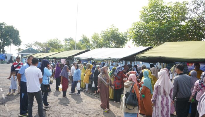 TNI AU GELAR BAZAR MURAH DI TASIKMALAYA