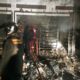 Petugas Damkar saat berjibaku padamkan kobaran api yang melalap sebuah ruko sembako di Kedungreja, Cilacap, Selasa malam. (Damkar Cilacap)