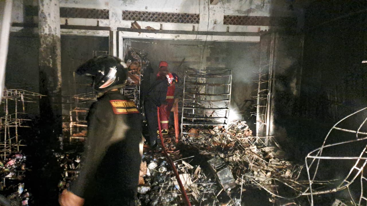 Petugas Damkar saat berjibaku padamkan kobaran api yang melalap sebuah ruko sembako di Kedungreja, Cilacap, Selasa malam. (Damkar Cilacap)