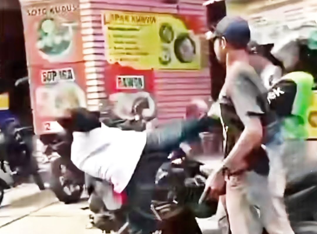 Viral! Debt Collector Aniaya Ojol di Bekasi, Polisi Buru Pelaku