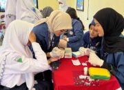 Cegah Anemia, Mahasiswa BBK 4 Unair Gelar “Ceria” di SMPN 25 Surabaya