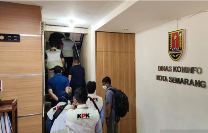kpk mengumpulkan beberapa kepala dinas terkait kasus korupsi di kota semarang