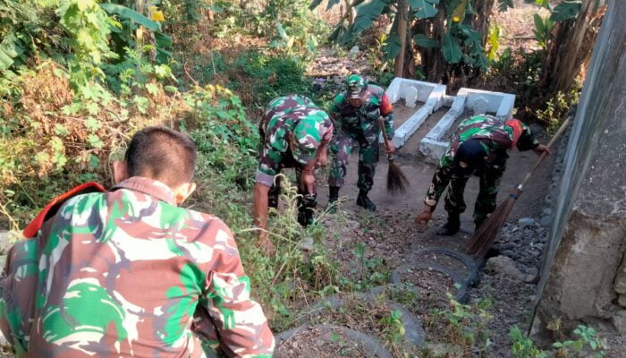 TNI, Warga, dan Perangkat Desa Bersatu: Bersihkan Monumen dan Makam Pahlawan di Purwoharjo