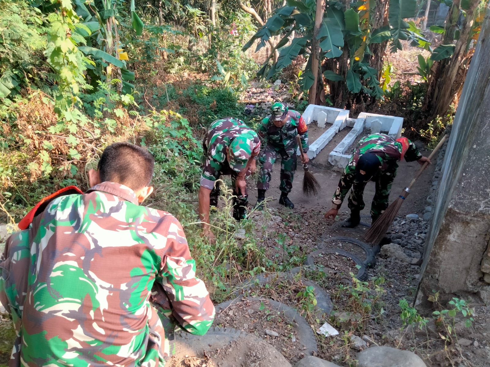 TNI, Warga, dan Perangkat Desa Bersatu: Bersihkan Monumen dan Makam Pahlawan di Purwoharjo