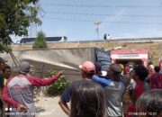 Sopir Mengantuk, Truk Paket Penuh Barang Jatuh dari Tol Pemalang KM 305