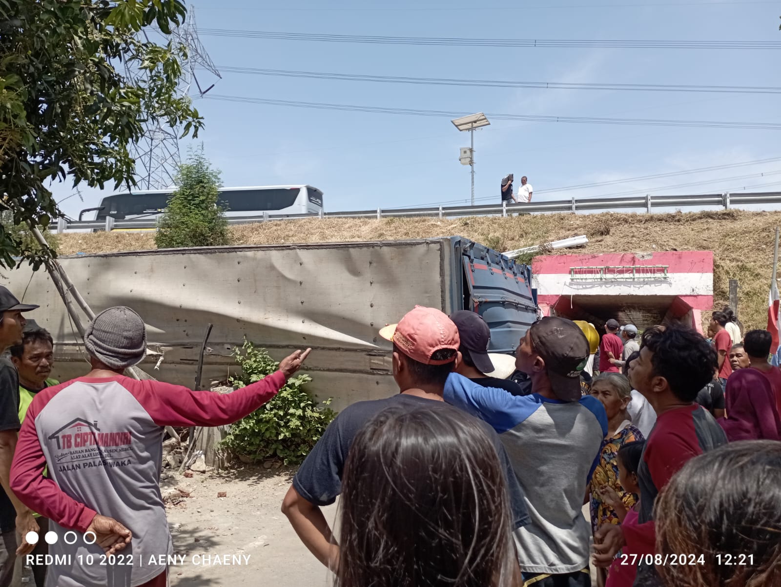 Sopir Mengantuk, Truk Paket Penuh Barang Jatuh dari Tol Pemalang KM 305