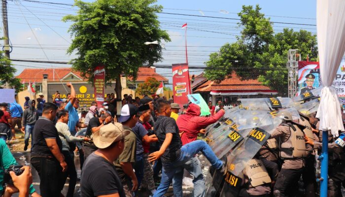 KPU Pekalongan Dikepung Massa, Polisi Turun Tangan, Yuk Cek Kebenarannya!!!