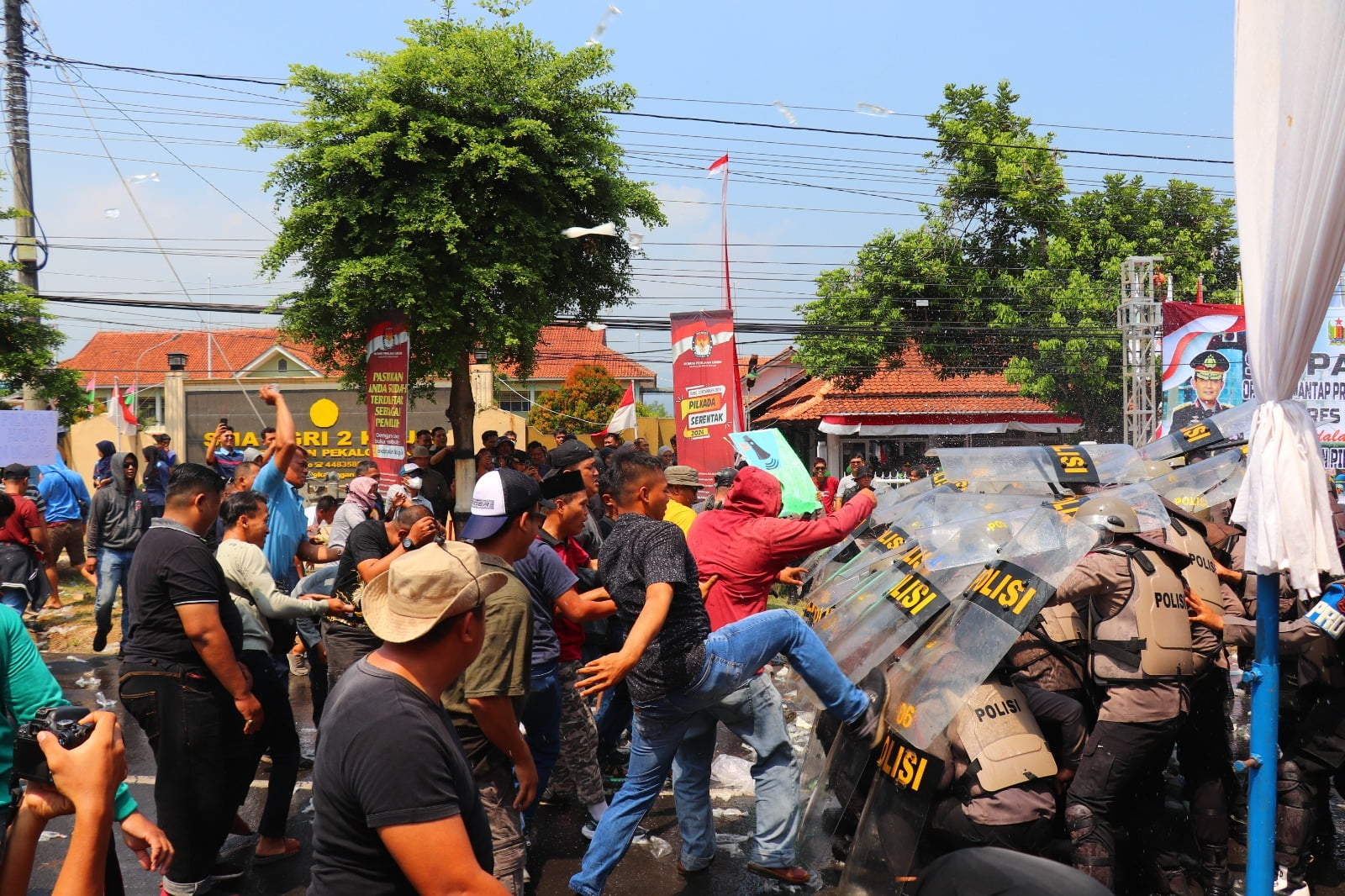 KPU Pekalongan Dikepung Massa, Polisi Turun Tangan, Yuk Cek Kebenarannya!!!