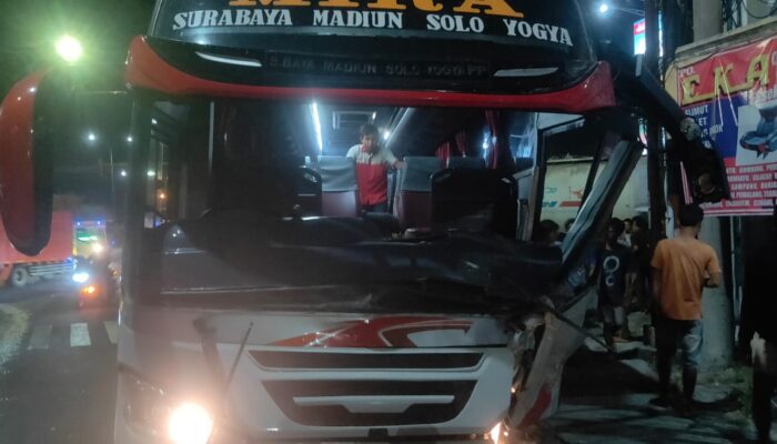 4 Luka-luka Akibat Kecelakaan Bus Mira vs Truk Tangki di Ngawi