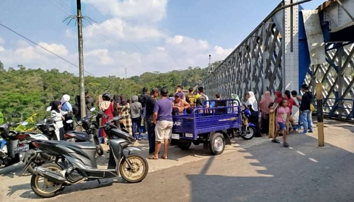 SEORANG PRIA MISTERIUS DIDUGA LONCAT DARI JEMBATAN DAN MENGHILANG DIPERBATASAN TASIKMALAYA-CIAMIS