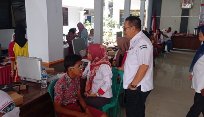 837 Pelajar SD – SMP di Cilacap Jalani Screening Mata Untuk Terima Bantuan Kacamata dari PMI